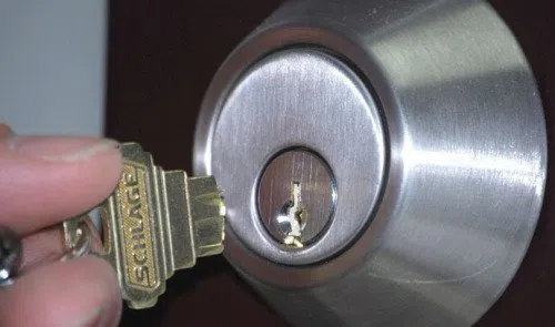 Royal Locksmith Store Charlotte, NC 704-755-4476 - key-broke-in-lock